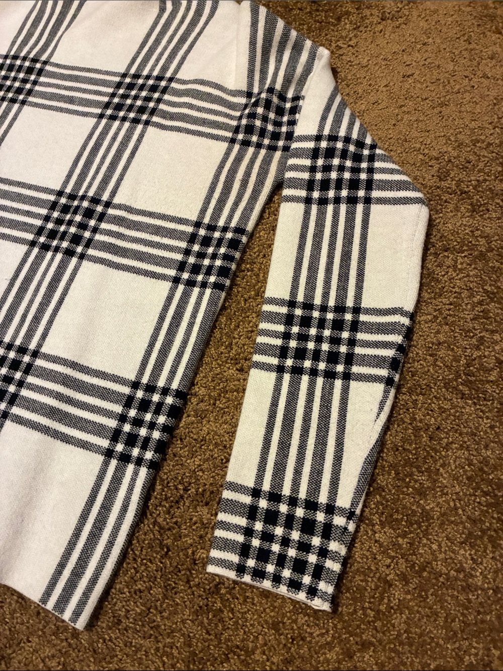 TAHARI. Size M. White and Black Plaid Turtleneck Sweater. CUTE! EUC - Picture 6 of 6